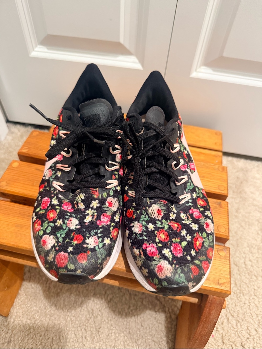 Nike Black Floral Print Women's Sneakers 6.5 youth/ size 8 women’s